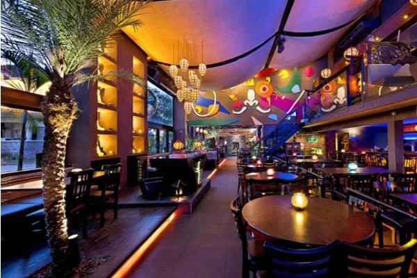 Modalidade Intensive - Aluno participando de uma aula por um computador