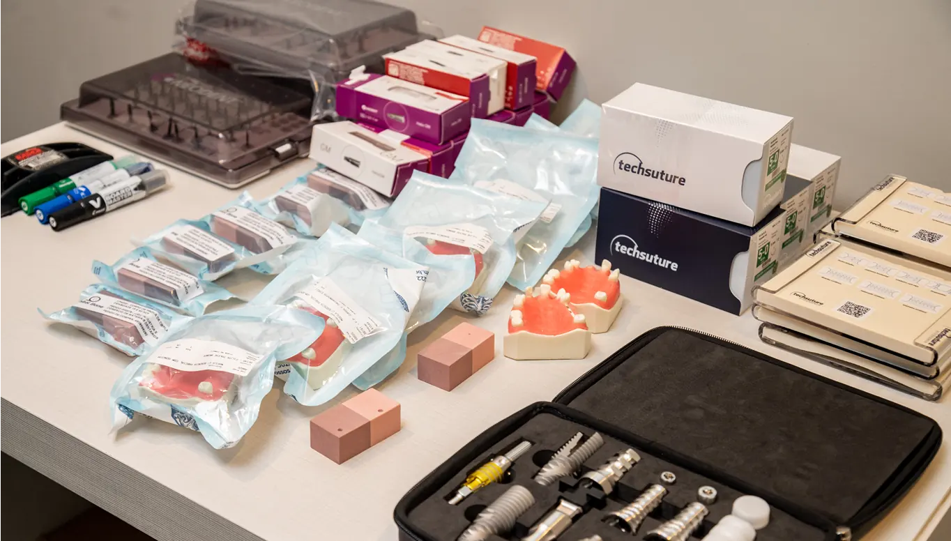 Modalidade Intensive - Aluno participando de uma aula por um computador