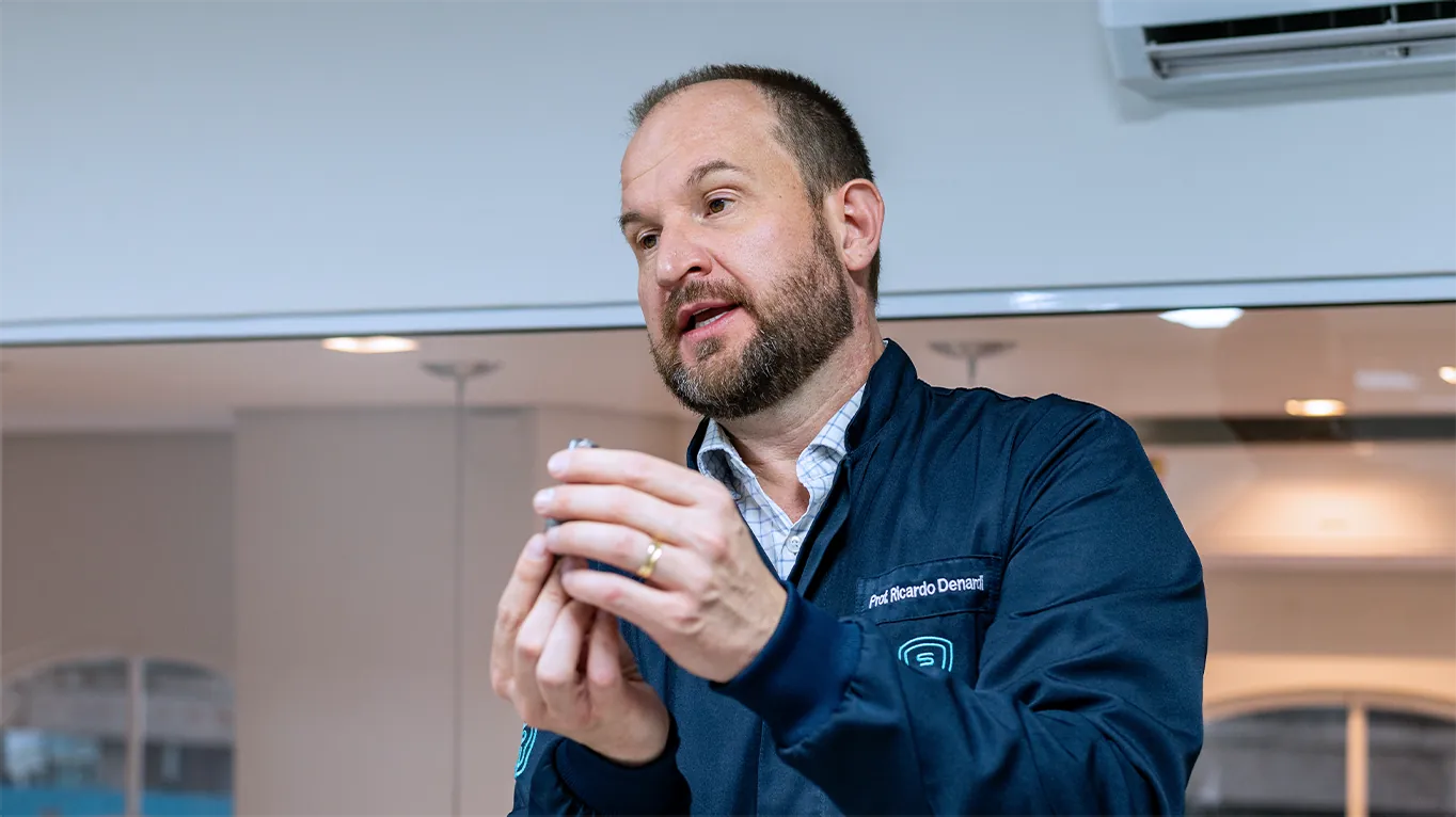 Modalidade Intensive - Aluno participando de uma aula por um computador