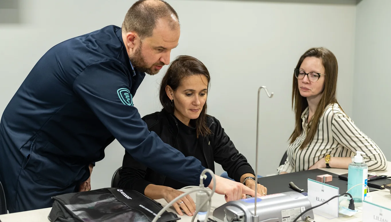 Modalidade Intensive - Aluno participando de uma aula por um computador
