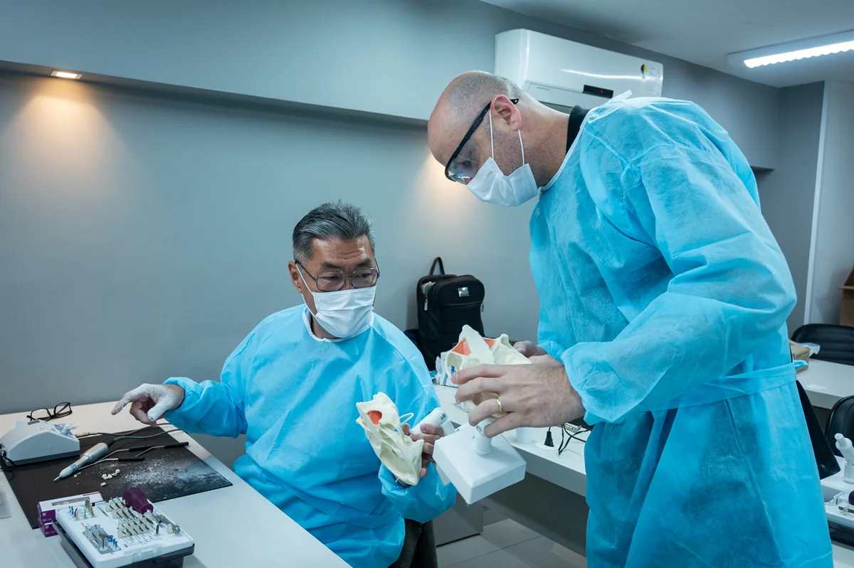 Modalidade Intensive - Aluno participando de uma aula por um computador