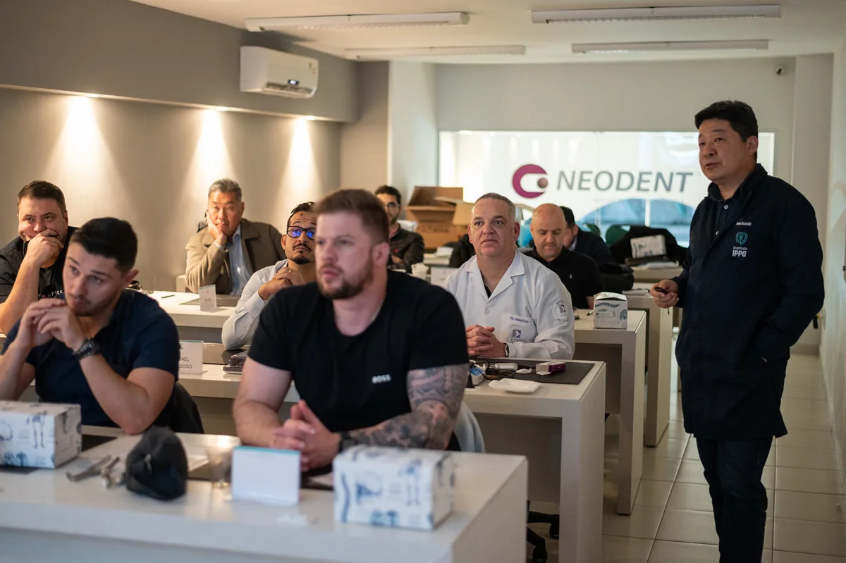 Modalidade Intensive - Aluno participando de uma aula por um computador