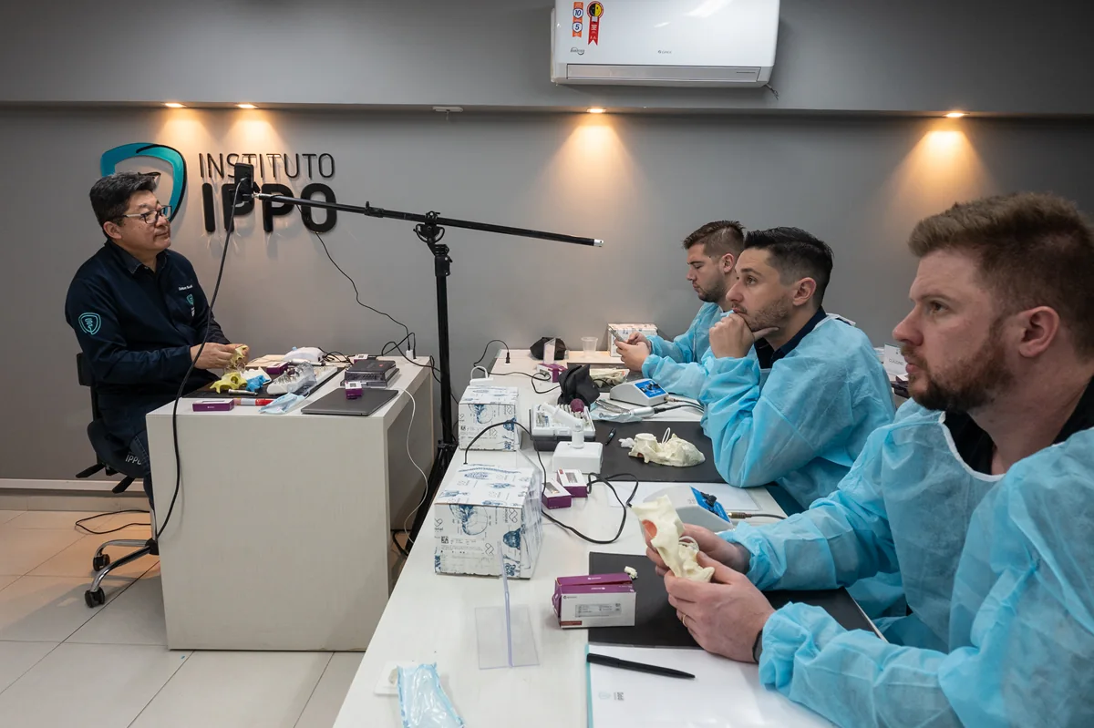 Modalidade Intensive - Aluno participando de uma aula por um computador