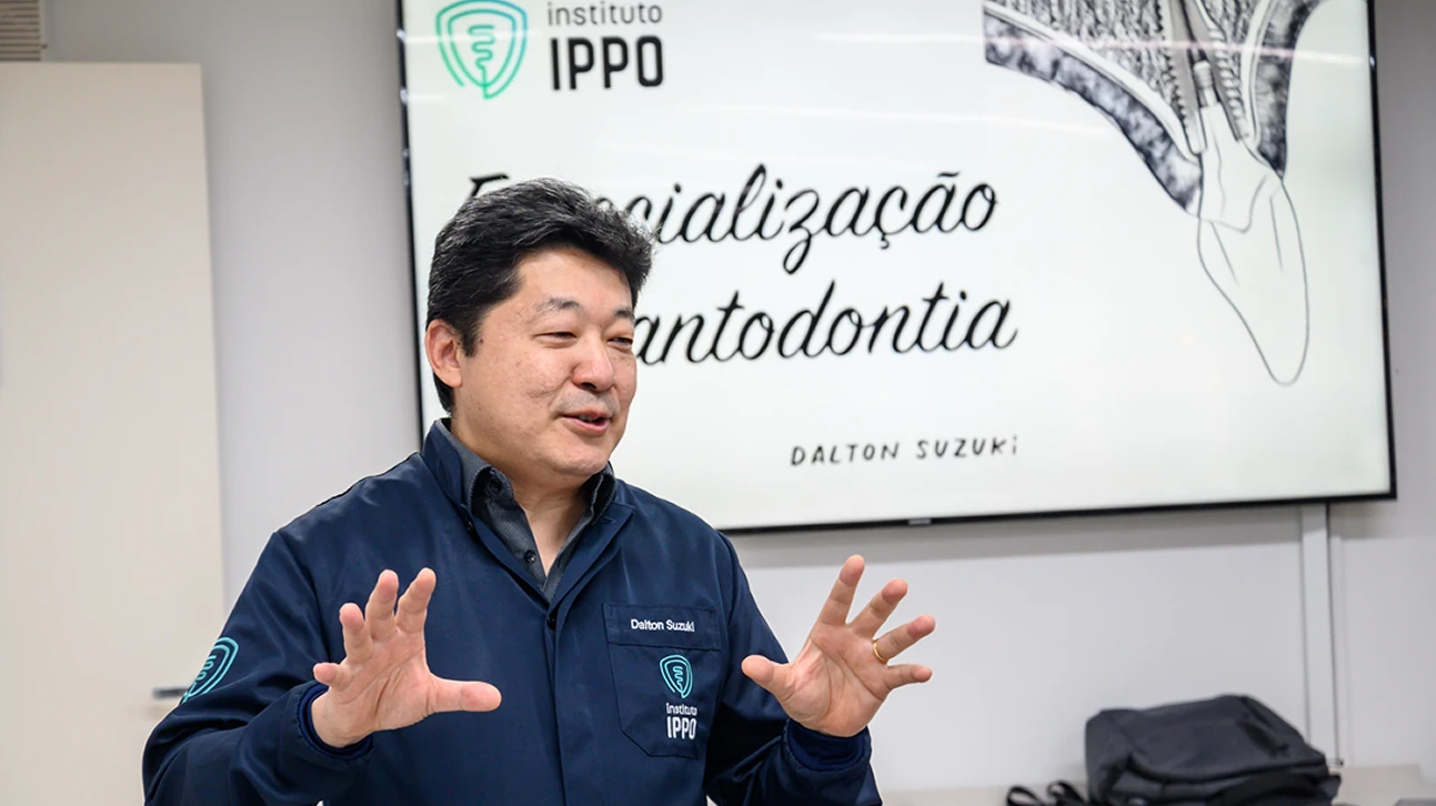 Modalidade Intensive - Aluno participando de uma aula por um computador