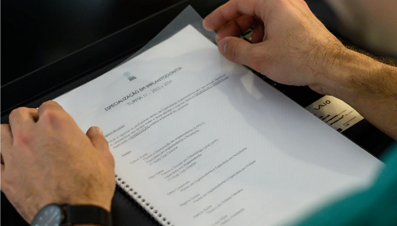 Modalidade Intensive - Aluno participando de uma aula por um computador