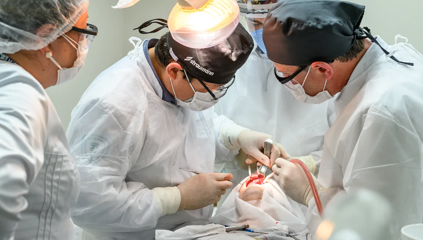 Modalidade Intensive - Aluno participando de uma aula por um computador