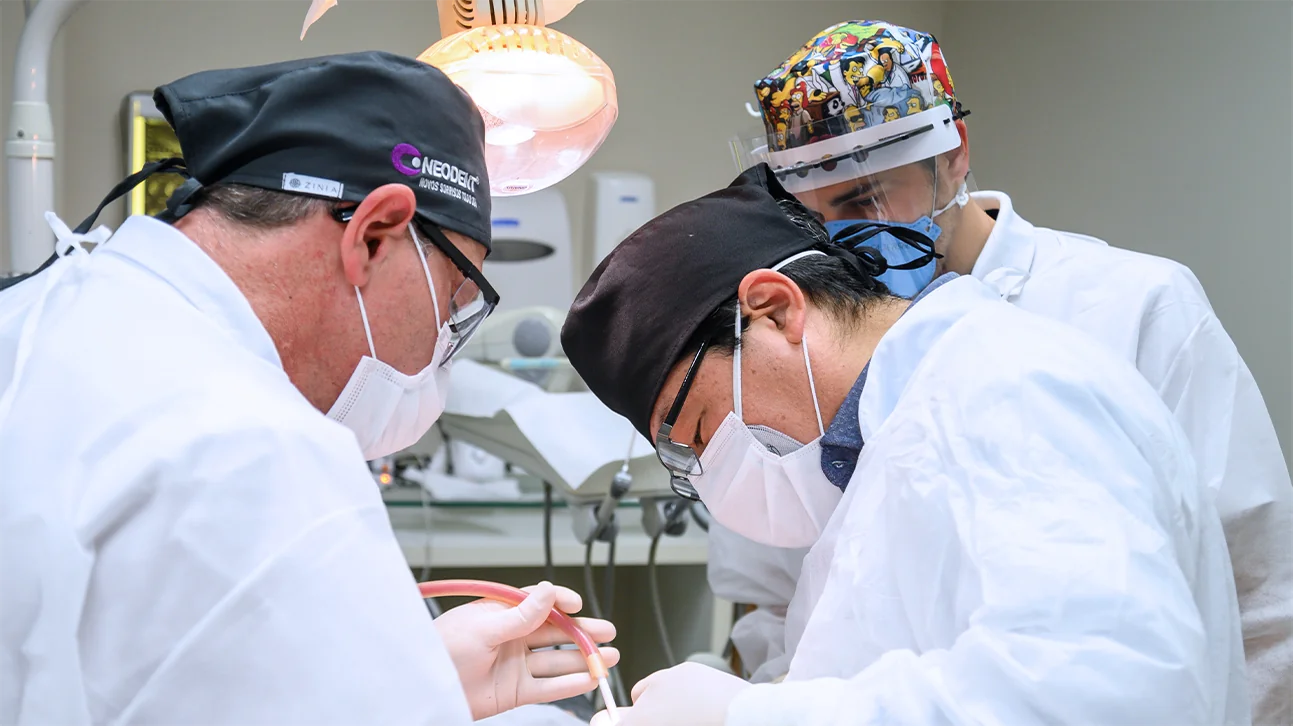 Modalidade Intensive - Aluno participando de uma aula por um computador