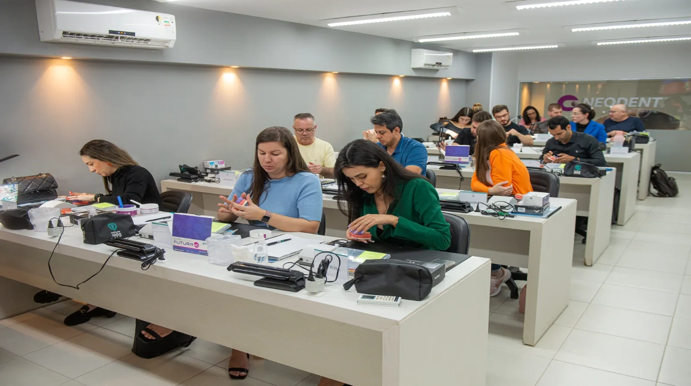 Modalidade Intensive - Aluno participando de uma aula por um computador