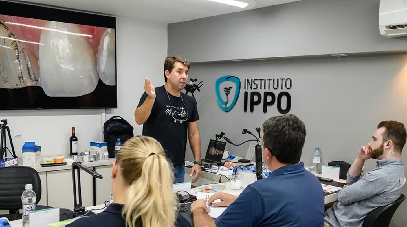 Modalidade Intensive - Aluno participando de uma aula por um computador