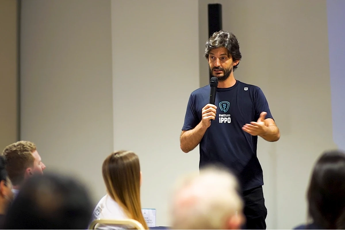 Modalidade Intensive - Aluno participando de uma aula por um computador