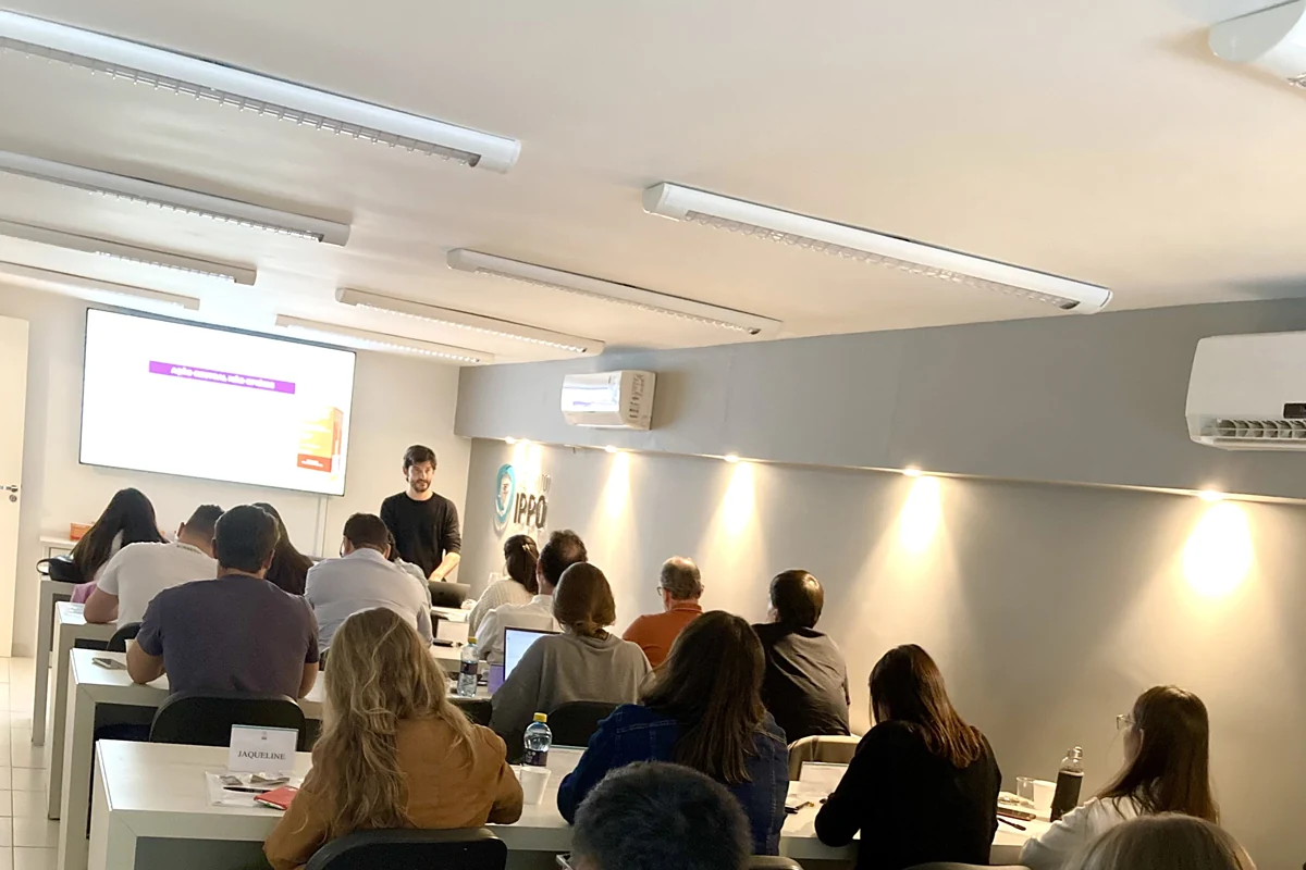 Modalidade Intensive - Aluno participando de uma aula por um computador