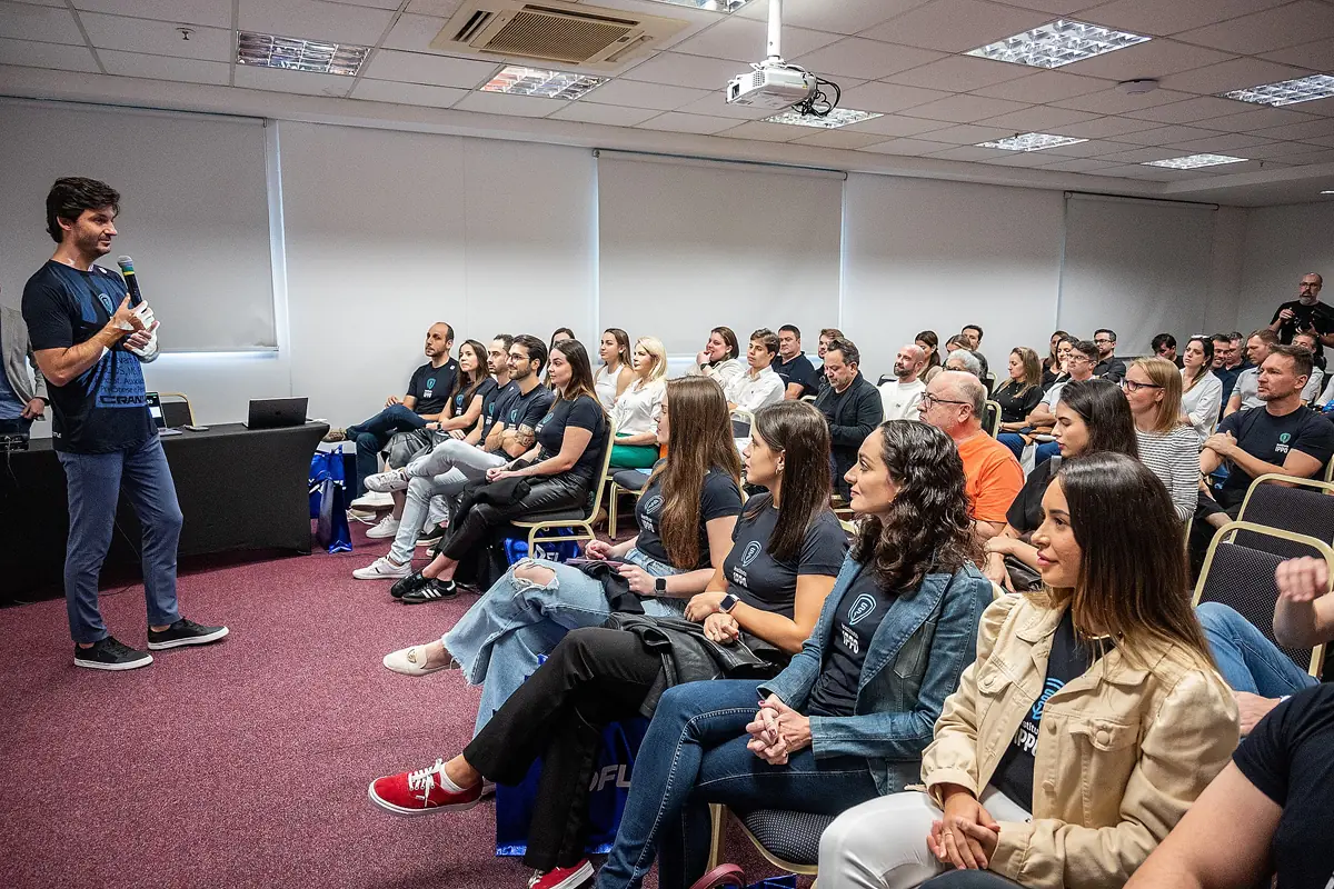 Modalidade Intensive - Aluno participando de uma aula por um computador