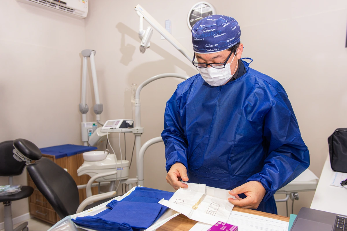 Modalidade Intensive - Aluno participando de uma aula por um computador