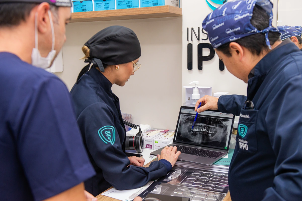 Modalidade Intensive - Aluno participando de uma aula por um computador