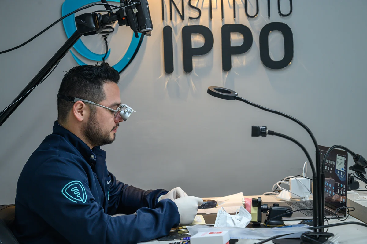 Modalidade Intensive - Aluno participando de uma aula por um computador