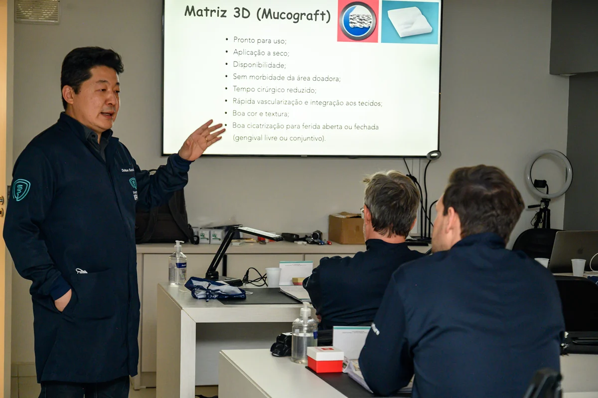 Modalidade Intensive - Aluno participando de uma aula por um computador