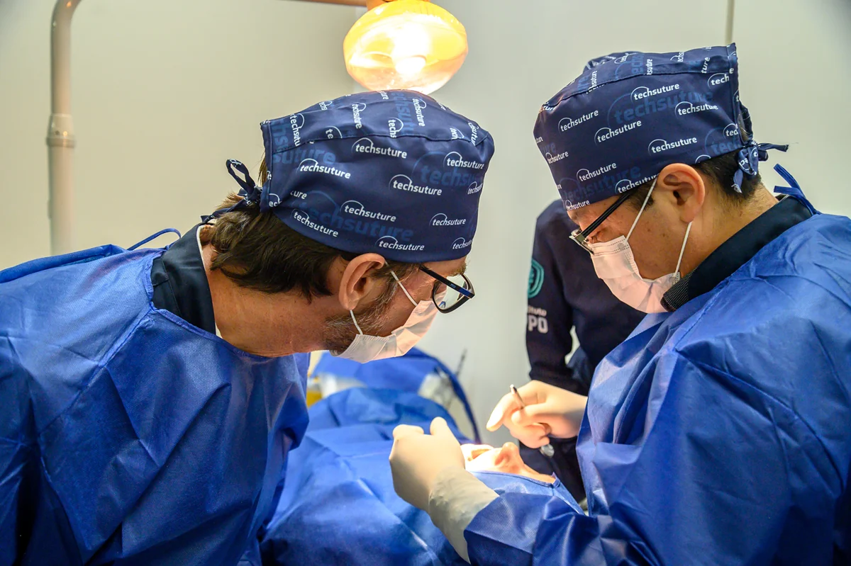 Modalidade Intensive - Aluno participando de uma aula por um computador