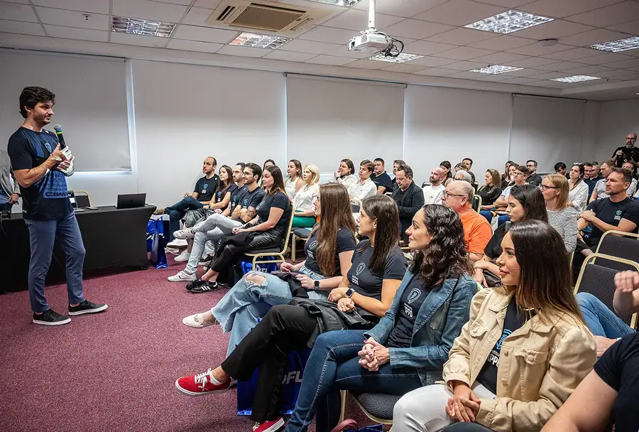 Palestrante do Instituto IPPO falando para uma plateia atenta durante um evento.