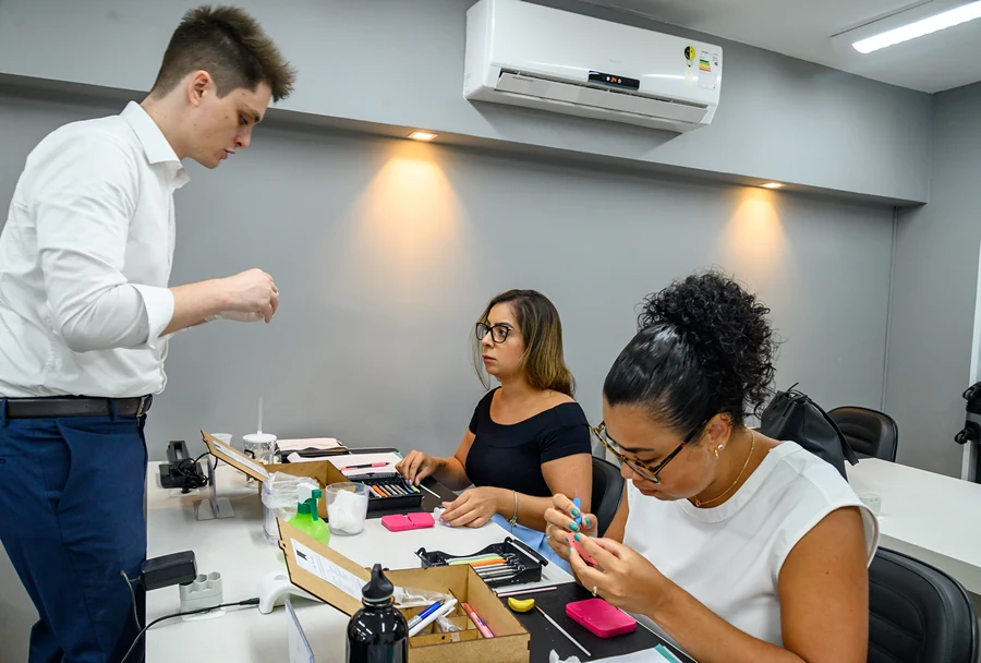 Instrutor auxilia participante em detalhes de uma prática odontológica no Instituto IPPO.